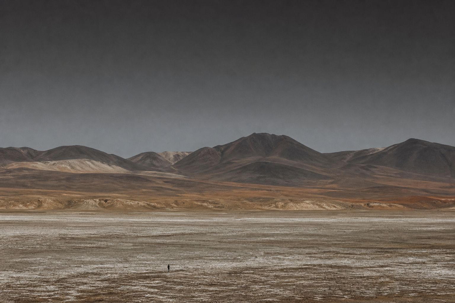 Una figura diminuta en un paisaje enorme